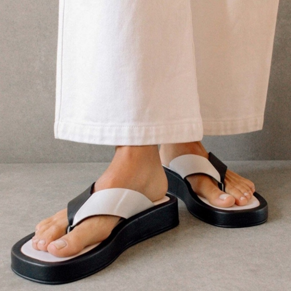 ALOHAS Two-Tone Platform Thong Sandals in Black and White